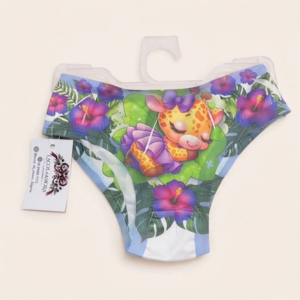 Calcinha infantil com estampa de girafa e flores tropicais